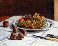 Виноград и грецкие орехи на столе
